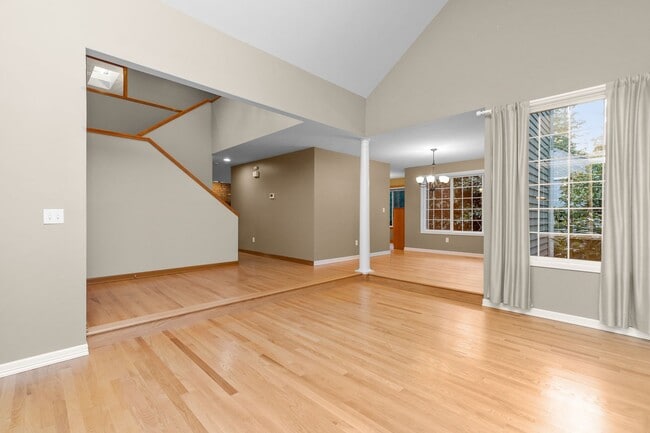 Building Photo - Spacious 4 bed/2.5 bath in Kirkland