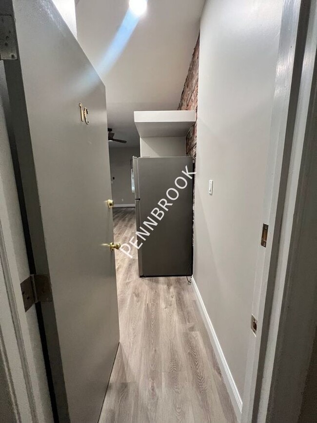 Building Photo - Updated Studio - Queen Village - Utilities...