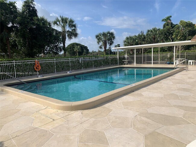 Foto del edificio - 200 Jacaranda Country Club Dr