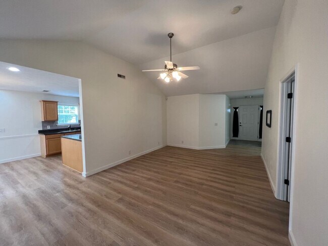 Building Photo - Beautiful 3 BR 2 Bath Home - Conveniently ...