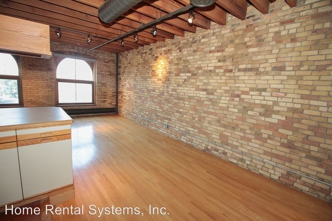 Building Photo - 702 N 1st St