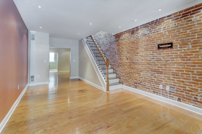 Building Photo - 806 S Clinton St