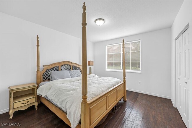 Foto del edificio - 1220 Reserve Way