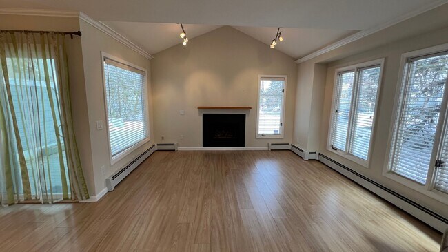 Foto del edificio - Lovely 2 Bedroom Townhouse Condo W/Garage - Corner Lot - Call Today!