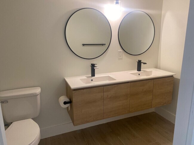 Foto del edificio - 2457 Centergate Dr