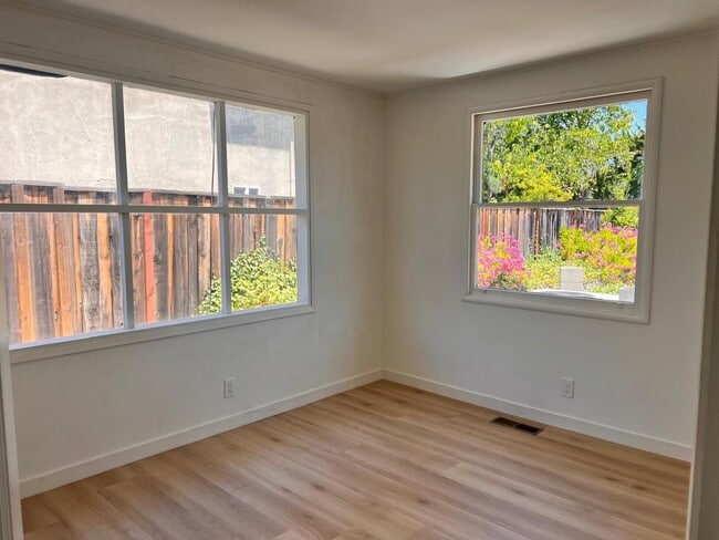 Building Photo - 14892 Donner Dr