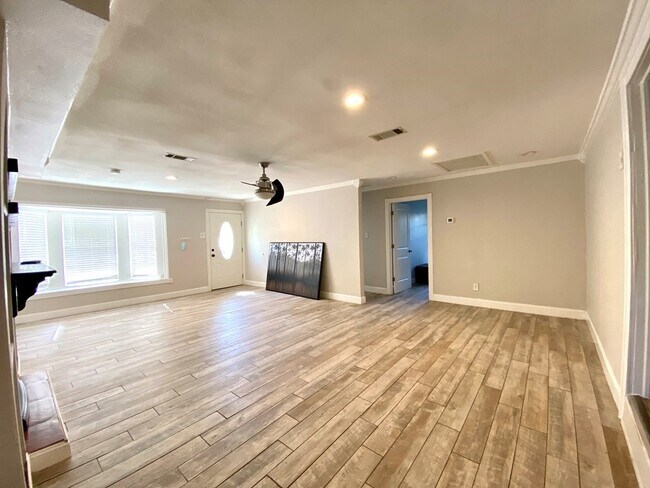 Building Photo - 2719 Eisenhower Rd