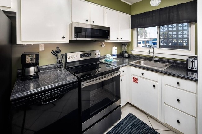 Building Photo - 1530 Miracle Strip Pkwy SE