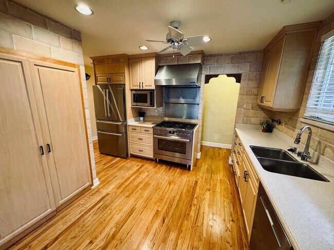 Foto del edificio - *INCOME POTENTIAL* Entire Beautiful "5 BR"...