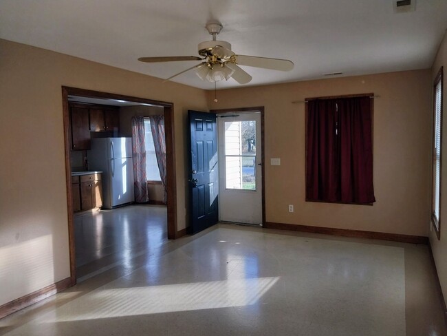 Building Photo - 3 bed,1.5 bath close Coast Guard Base in E...