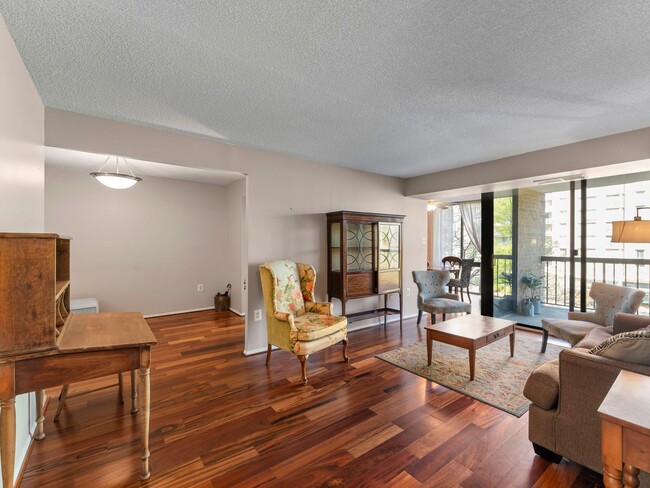 Building Photo - This beautiful 1 bed, 1 bath condo with ov...