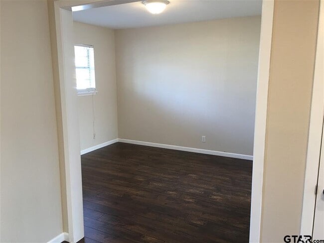 Building Photo - 1101 Balmoral Dr