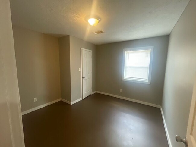 Foto del edificio - Renovated 2 Bedroom 1 Bath Unit for Rent!