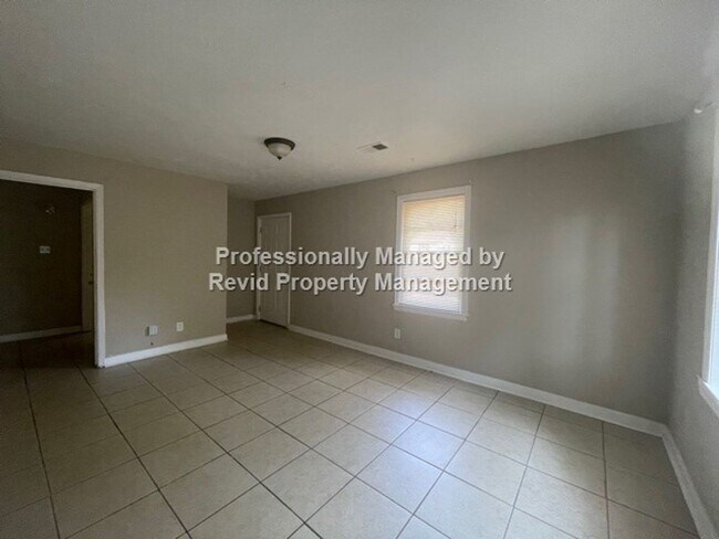 Building Photo - 2 Bedroom Home!