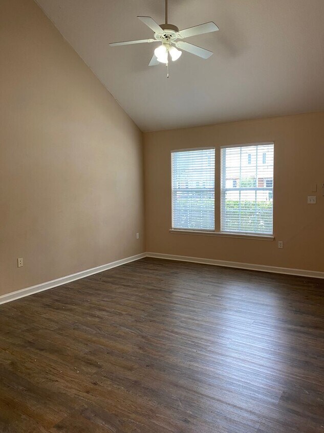 Building Photo - Townhouse for Rent In Camelot