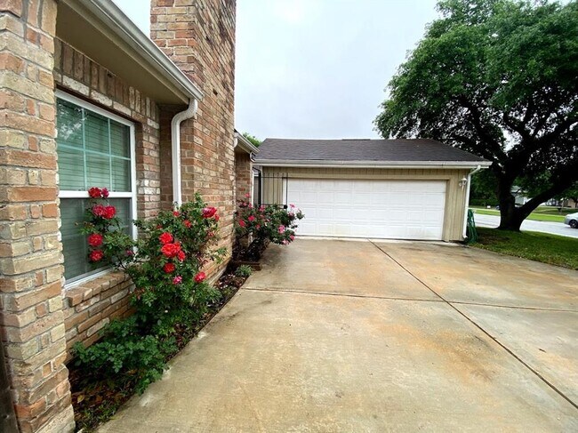 Building Photo - 11322 Briar Forest Dr