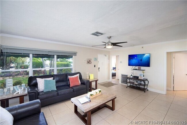 Foto del edificio - 2613-2615-2615 NE 33rd Ave