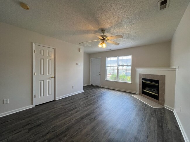 Building Photo - Conveniently Located 2 Bedroom, 2.5 Bath T...