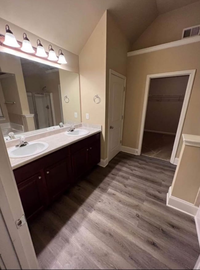 Building Photo - 656 Warwick Dr