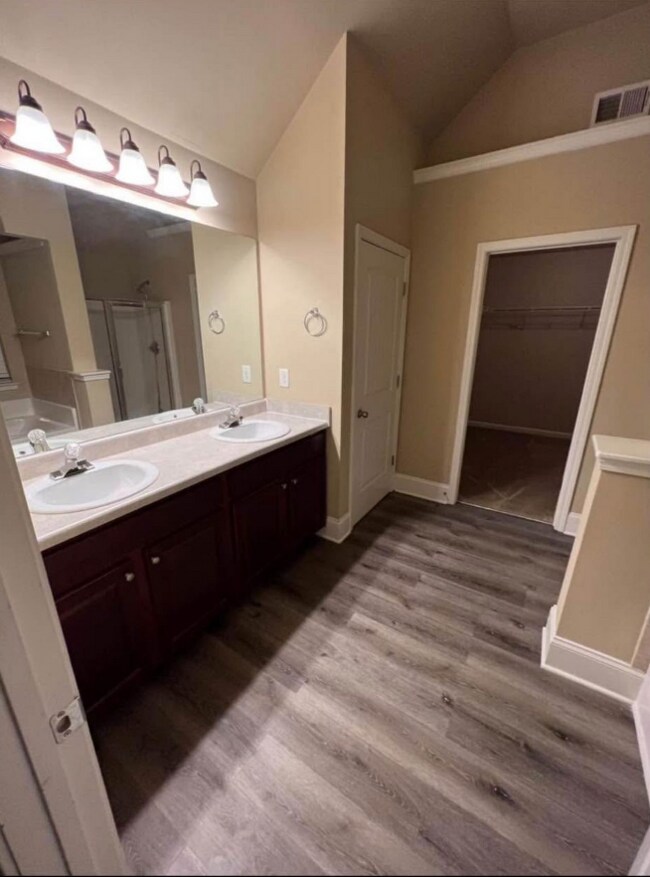 Foto del edificio - 656 Warwick Dr