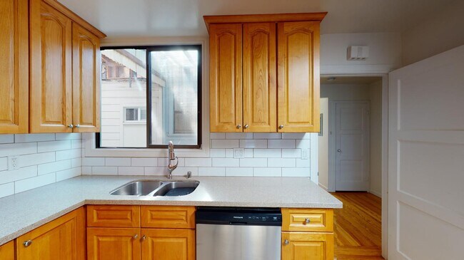 Foto del edificio - Spacious Outer Sunset apartment near Golde...