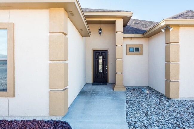 Building Photo - 300 Don Martin Dr