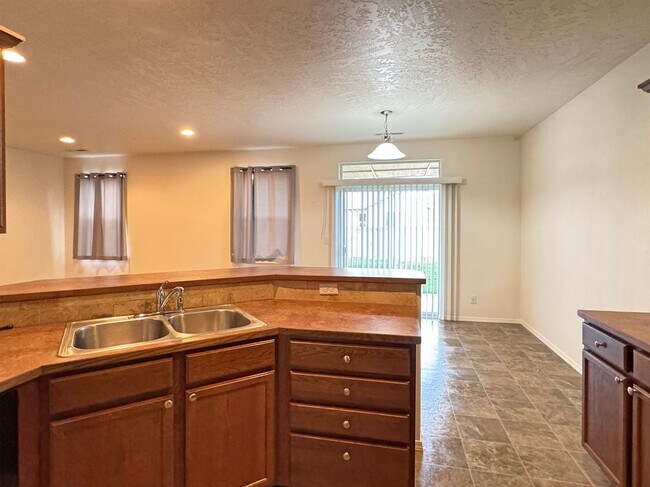 Building Photo - Spacious Single Level Lexington Home with ...