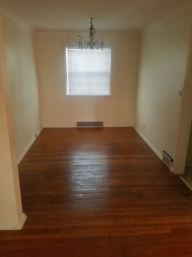 Building Photo - 4 bedroom, 2 full bath bungalow near Cedar and Warrensville