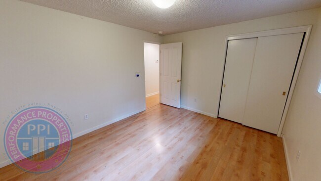 Foto del edificio - Lake Oswego! Lake Grove Ranch, Beautiful Outdoor Living Space, Park Like Setting!  Single Level R...