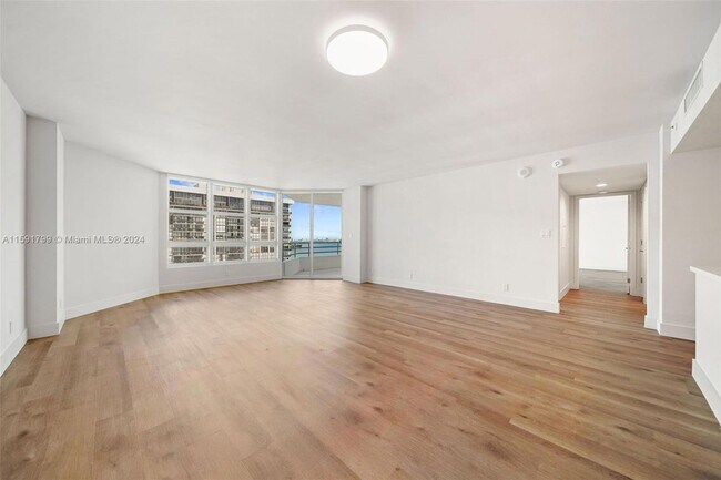 Foto del edificio - 555 NE 34th St
