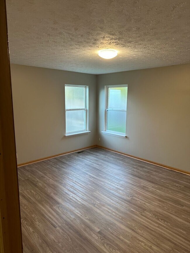 Building Photo - 4 bedroom Townhome