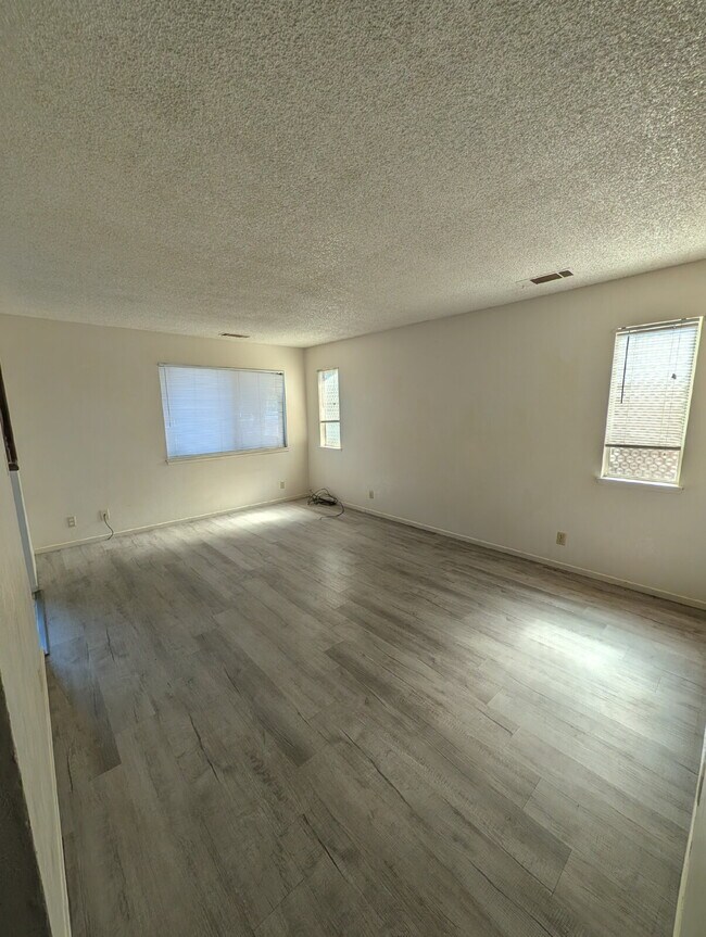 Foto del edificio - Charming 2-Bedroom Retreat in Visalia's Heart!