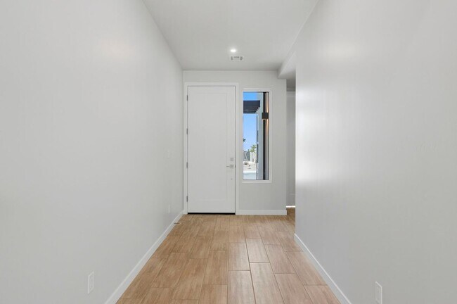 Building Photo - 5516 E Edgar Wy