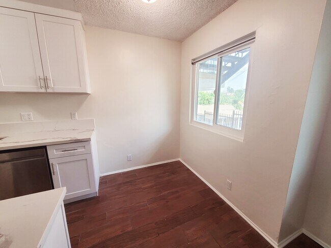 Building Photo - 627 N Benton Way