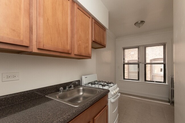 Building Photo - 4646 N Paulina St