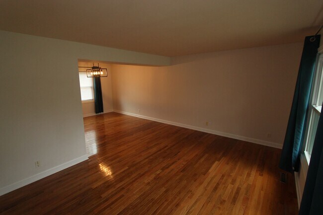 Building Photo - Beautiful 4 bedroom colonial in Lake Geneva
