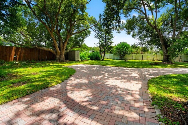Foto del edificio - 5709 Lake Le Clare Rd