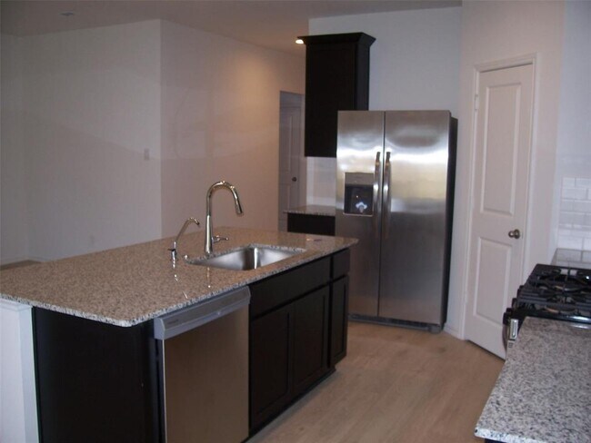 Foto del edificio - 5015 Rosevine Way