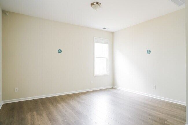 Building Photo - 151 Oakdale Ave