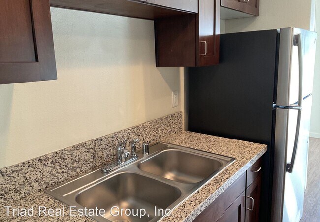 Building Photo - 2 br, 1 bath House - 1033 Southwood Drive ...