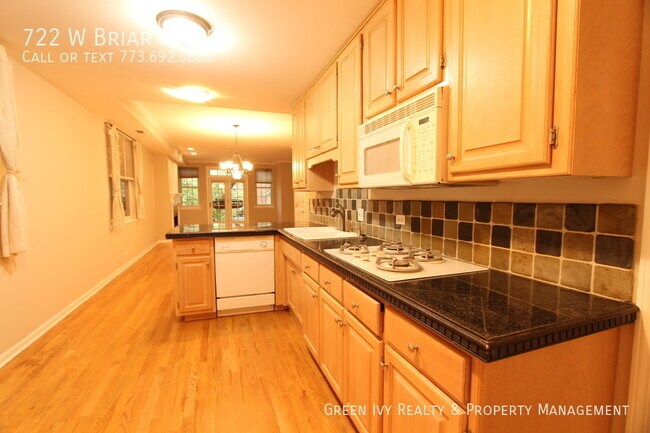 Building Photo - Spacious East Lakeview Condo with Parking!