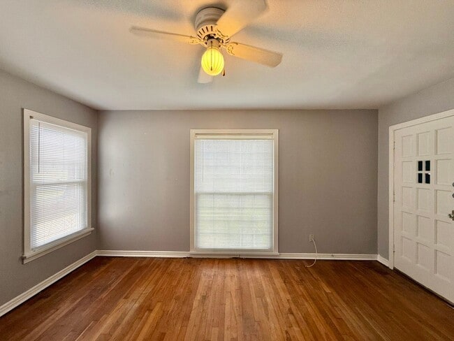 Building Photo - Available-Adorable Large 3 bedroom Home near Downtown!