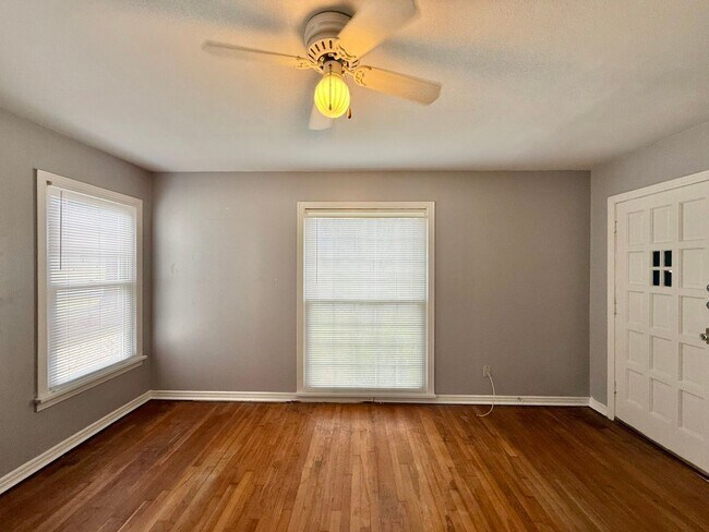 Foto del edificio - Available-Adorable Large 3 bedroom Home near Downtown!