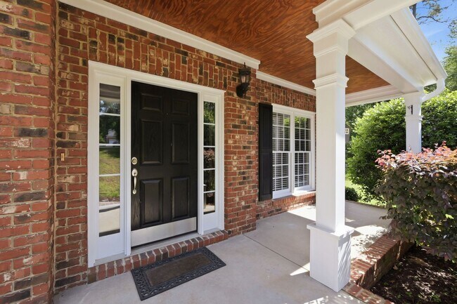 Foto del edificio - Gorgeous and Spacious 5 Bedroom Home, Cul-de-sac lot, Vaulted Ceilings, Large Backyard, Stunning ...