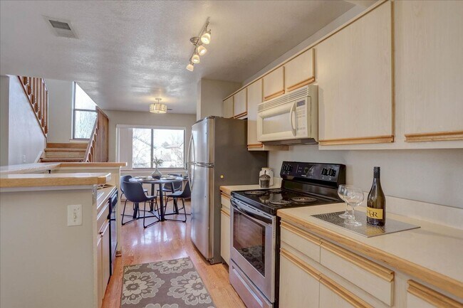 Foto del edificio - 2-Story Condo, Wood Flrs Wood FP