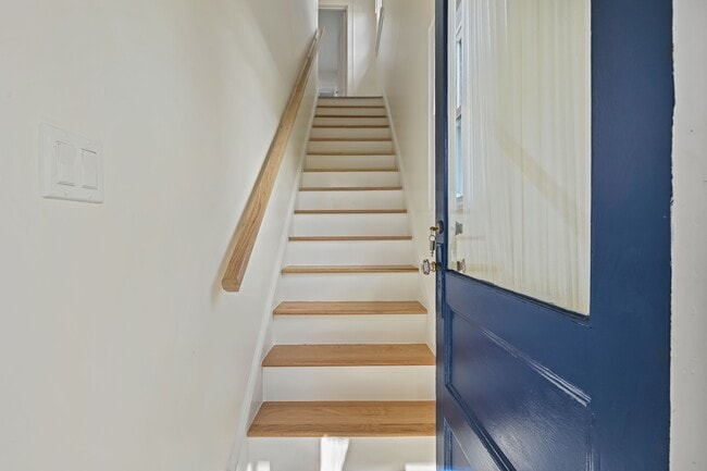 Building Photo - 158 Henry St