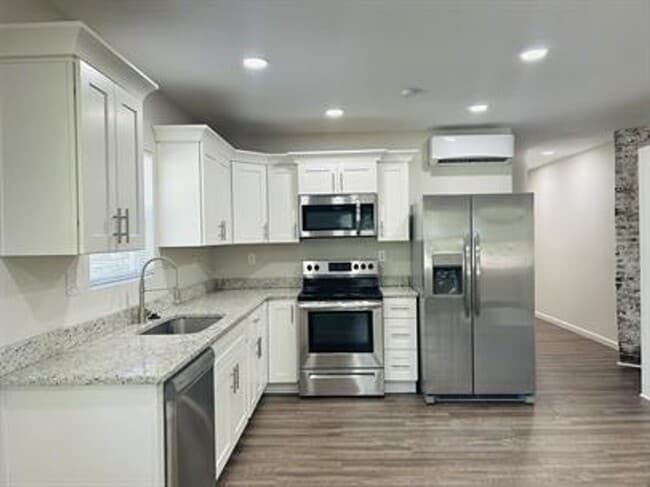 Foto del edificio - 2/1 Available Now Conveniently Located In Cherrydale!