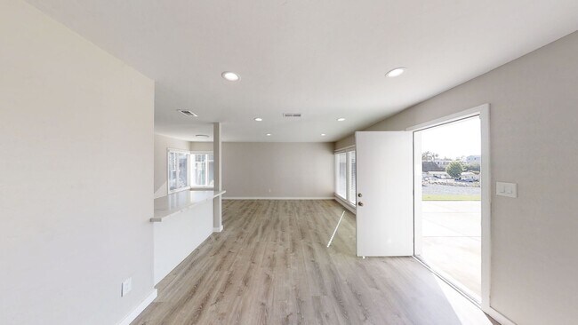 Foto del edificio - 4 Bedroom House, Large Yard!!