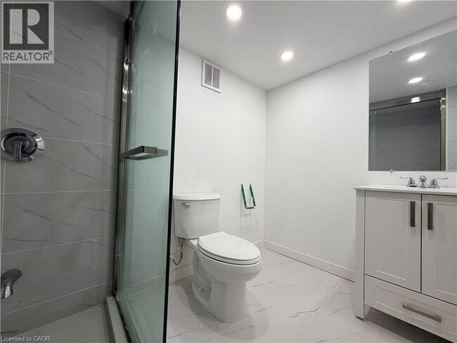 Photo du bâtiment - 804 St Clair Ave W