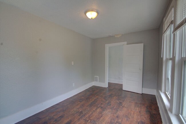 Foto del edificio - Upper level unit